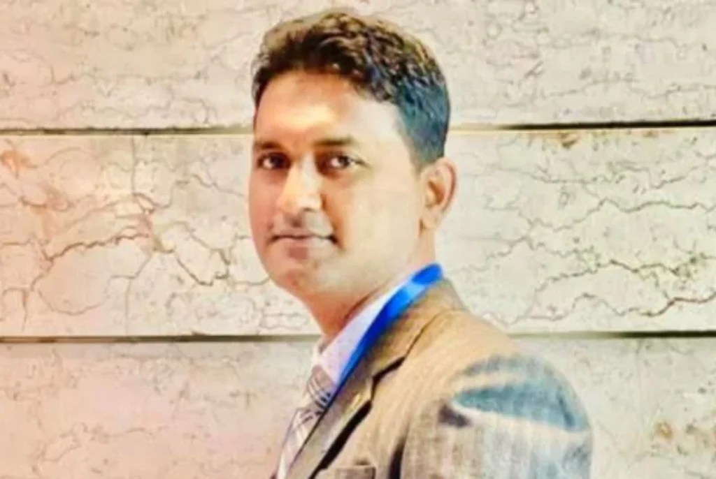 দীর্ঘদিনের অভিযোগের পর পুলিশের হাতে ধরা ঠিকাদার