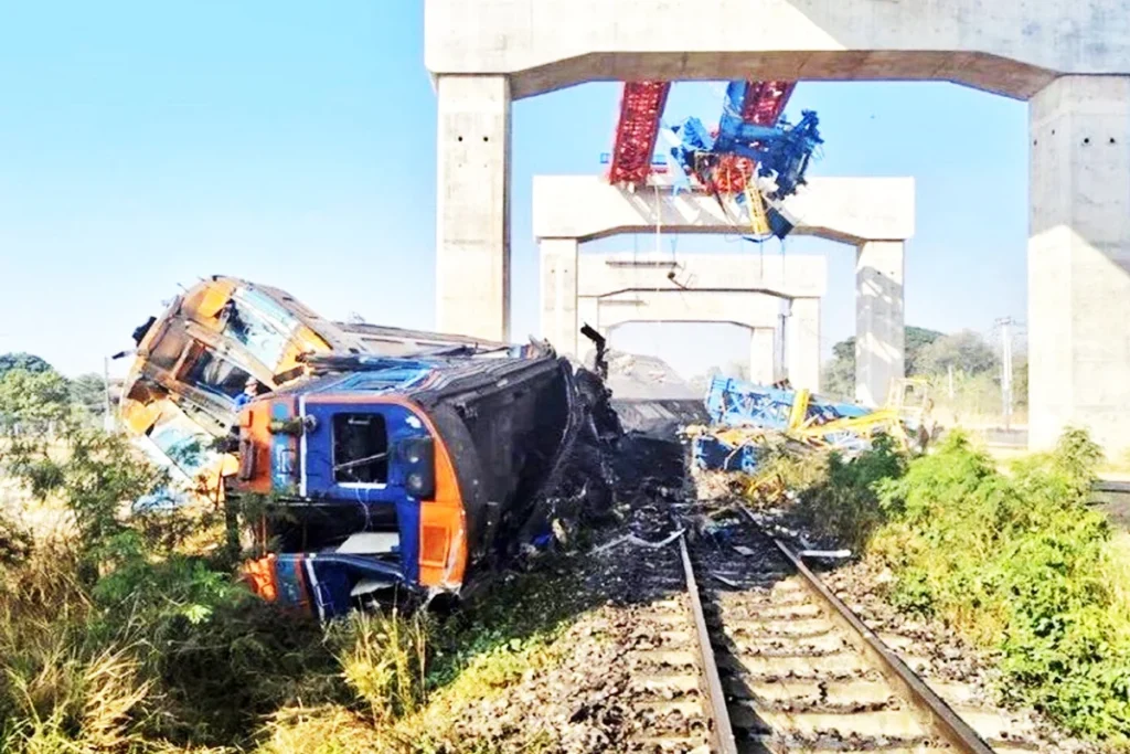 থাইল্যান্ডে চলন্ত ট্রেনের ওপর ভেঙে পড়লো ক্রেন, নিহত অন্তত ২২