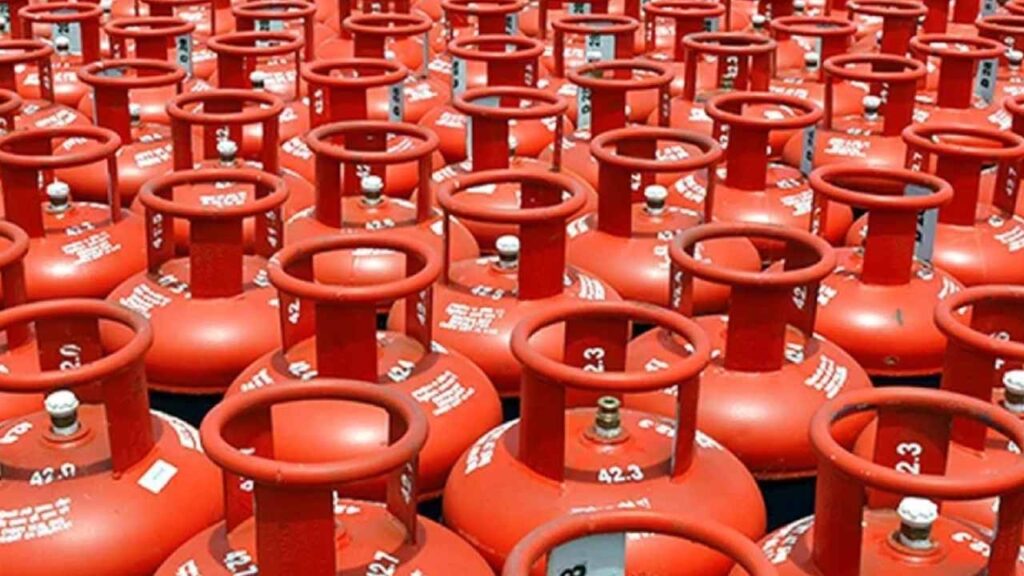 প্রতি সিলিন্ডারে ৫৩ টাকা বাড়ল এলপি গ্যাসের দাম