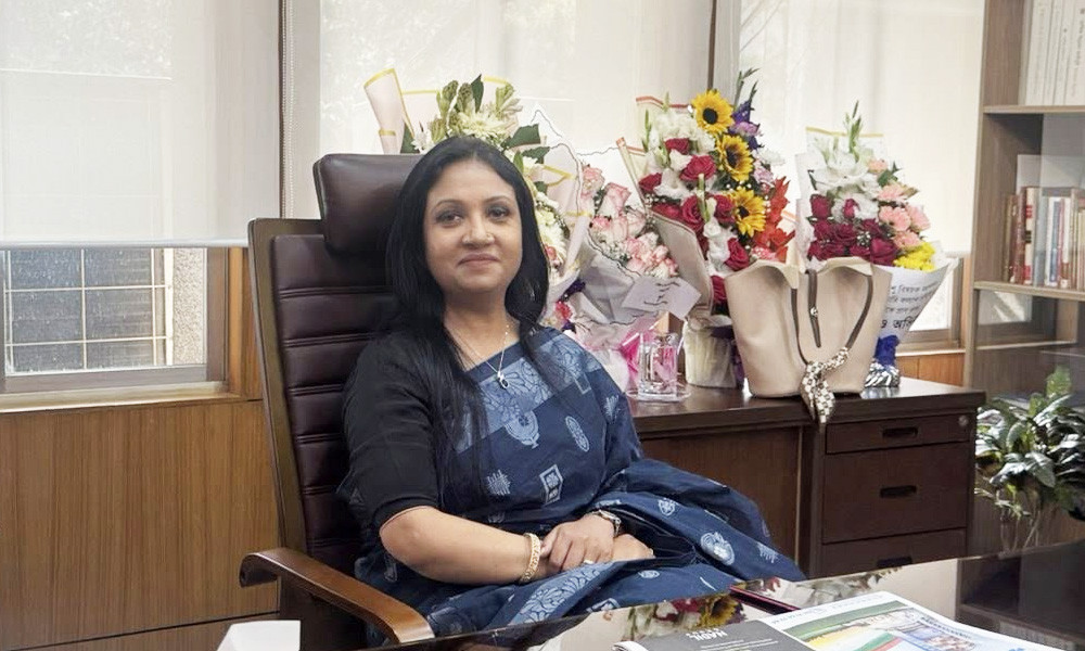 ৩০ বছর পর মন্ত্রণালয়ে বাবার চেয়ারে বসলেন পুতুল