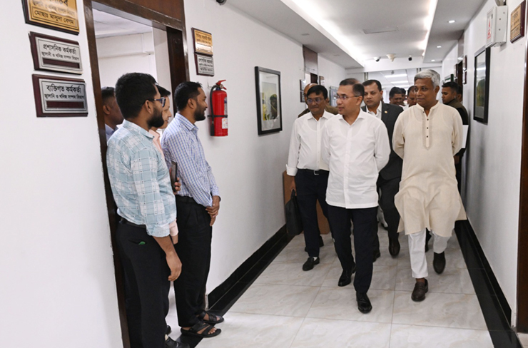 সচিবালয়ে কর্মরতদের সঠিক সময়ে উপস্থিতি নিশ্চিতে প্রধানমন্ত্রীর ঝটিকা সফর