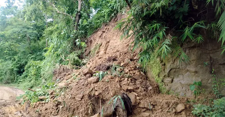 ৪ বিভাগে ভারি বর্ষণের আভাস, পাহাড়ধসের শঙ্কা