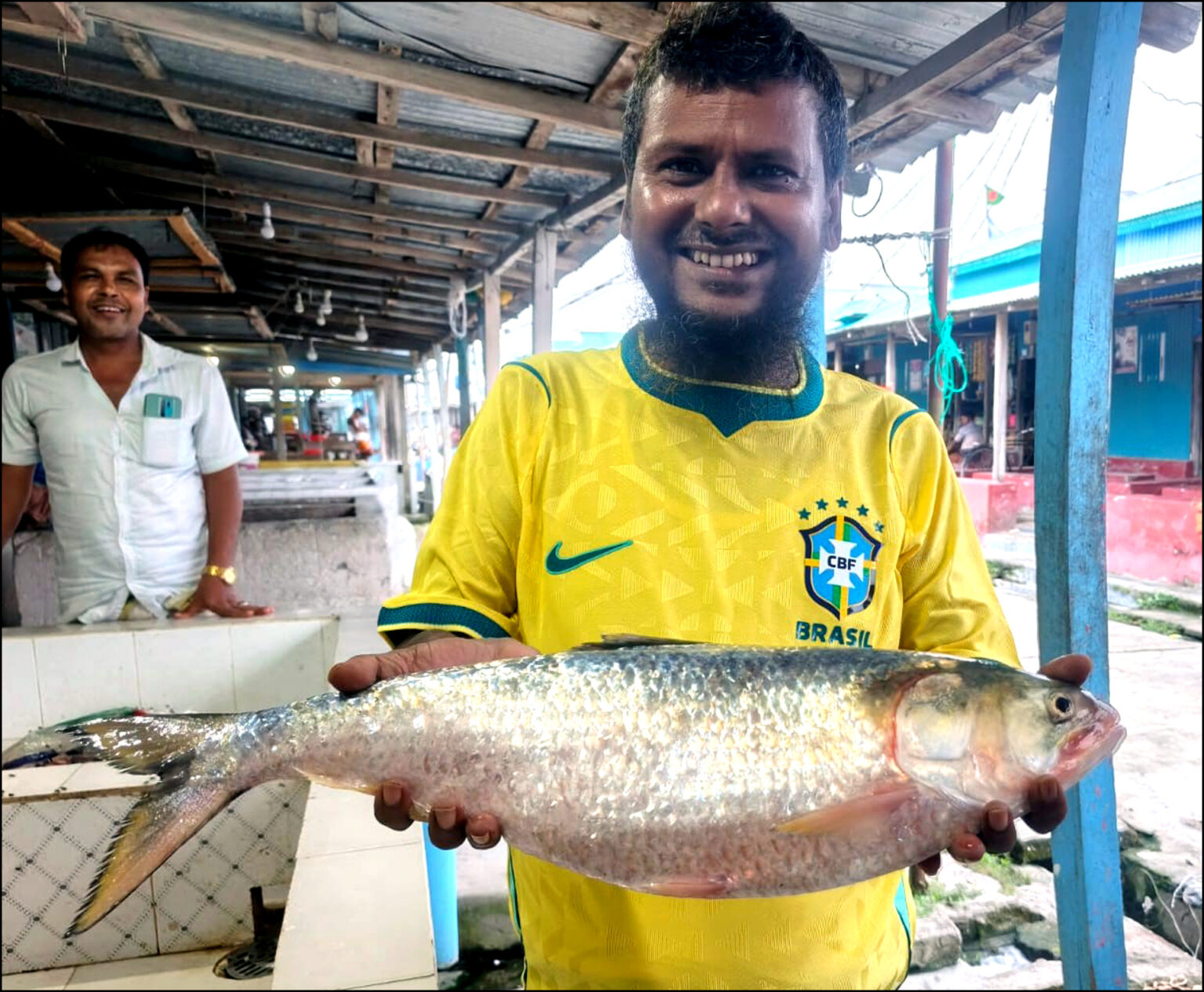 মনপুরায় জেলের জালে রাজা ইলিশ, দাম ৯ হাজার টাকা