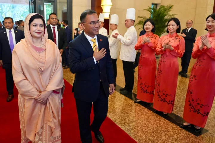বেইজিংয়ে প্রধানমন্ত্রীকে লাল গালিচা সংবর্ধনা