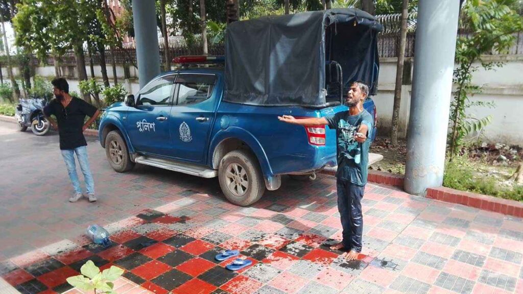 থানা প্রাঙ্গণে গায়ে কেরোসিন ঢেলে আগুন দেওয়ার চেষ্টা ৭ মামলার আসামির