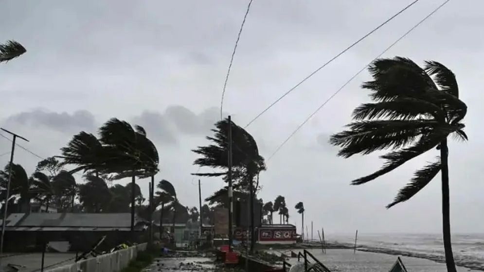 দুপুরের মধ্যে ঢাকাসহ সাত অঞ্চলে ঝড়ো হাওয়ার আশঙ্কা, নদীবন্দরে সতর্কতা