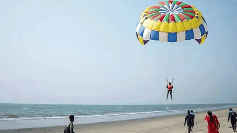কক্সবাজার সৈকতে প্যারাসেলিং থেকে ছিটকে পড়ে প্রাণ গেল পর্যটকের