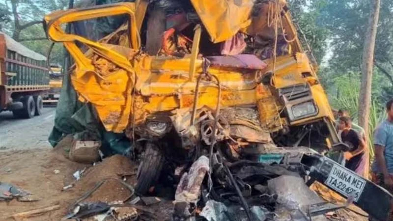 নাটোরে বাস-ট্রাক সংঘর্ষে ১৪ নয়, নিহত ১২: প্রশাসন