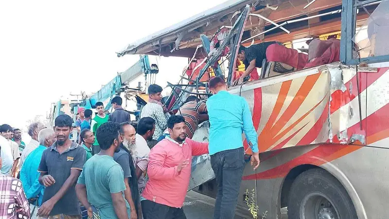 রংপুরে দাঁড়িয়ে থাকা ডাম্প ট্রাকে বাসের ধাক্কা, নিহত ৪